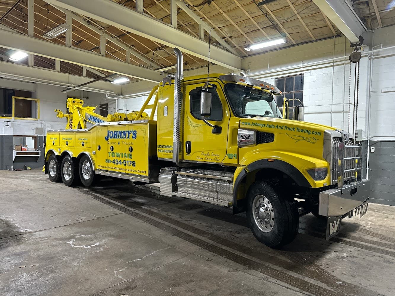 Johnny’s Auto & Heavy Duty Semi Truck Towing cover photo